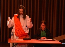 Droga Krzyżowa i przedstawienie młodzieży w Witnicy