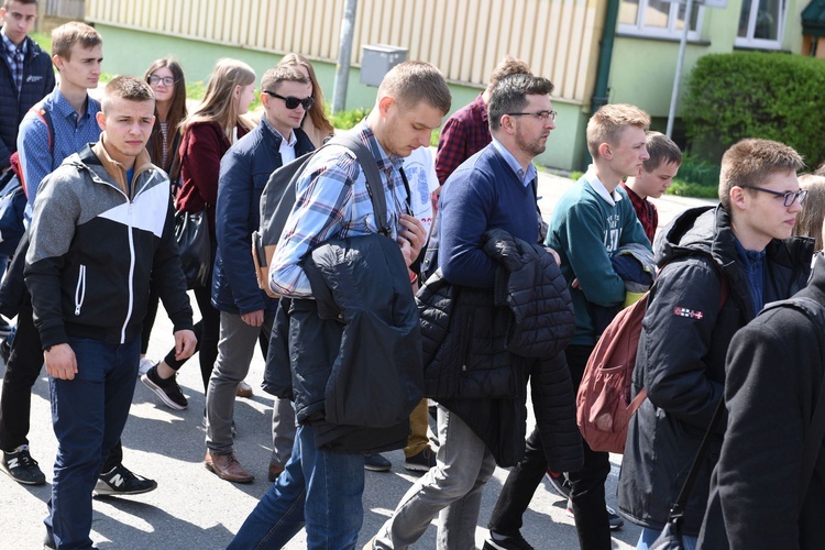 Tarnów. Niedziela Palmowa młodych. Procesja różańcowa