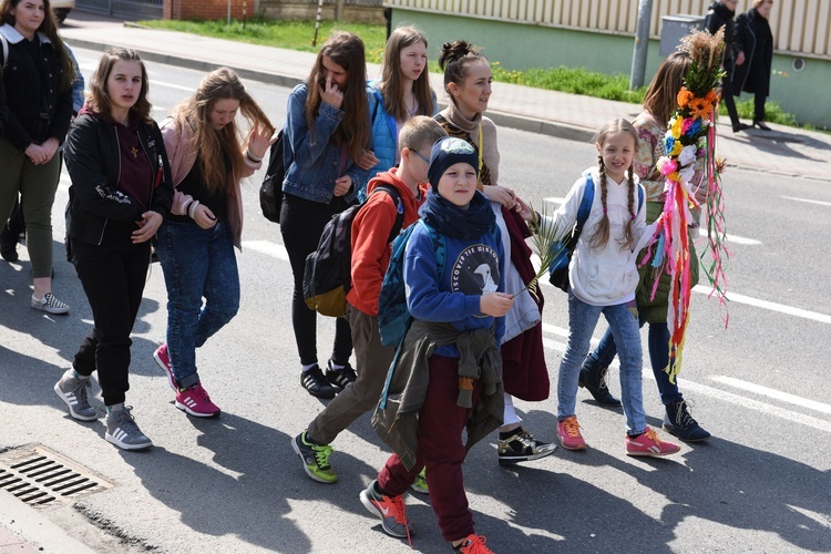 Tarnów. Niedziela Palmowa młodych. Procesja różańcowa