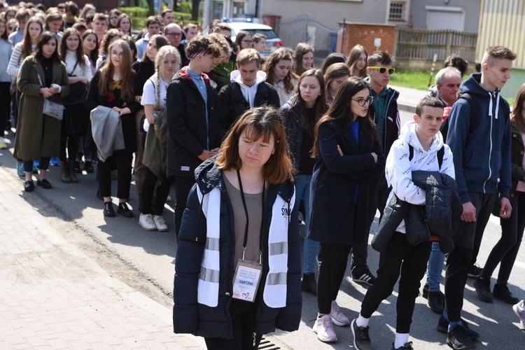 Tarnów. Niedziela Palmowa młodych. Procesja różańcowa