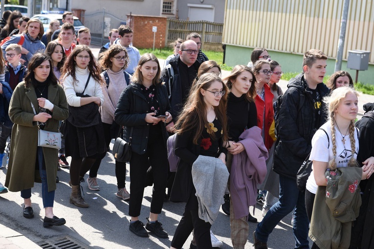 Tarnów. Niedziela Palmowa młodych. Procesja różańcowa