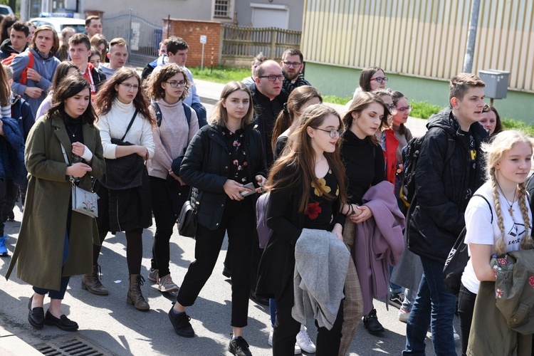 Tarnów. Niedziela Palmowa młodych. Procesja różańcowa