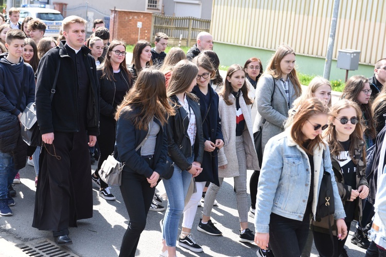 Tarnów. Niedziela Palmowa młodych. Procesja różańcowa