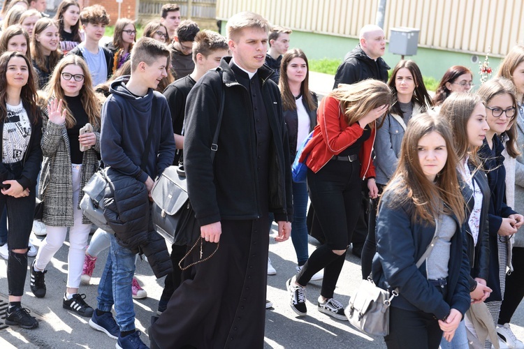 Tarnów. Niedziela Palmowa młodych. Procesja różańcowa