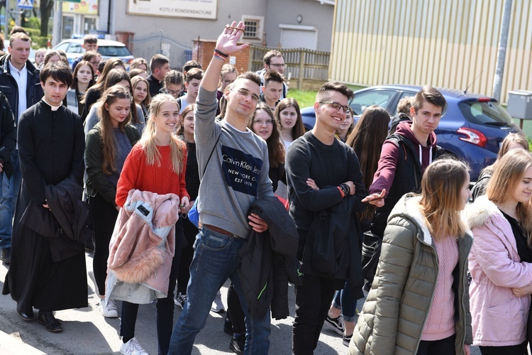 Tarnów. Niedziela Palmowa młodych. Procesja różańcowa