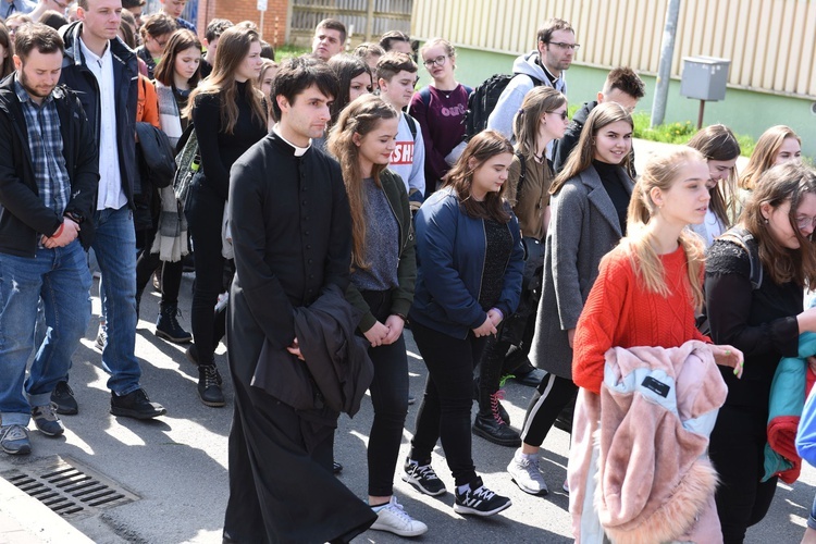 Tarnów. Niedziela Palmowa młodych. Procesja różańcowa