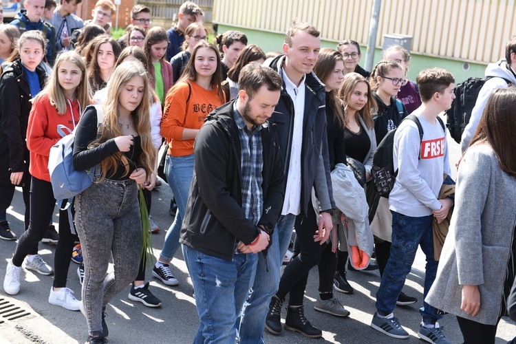 Tarnów. Niedziela Palmowa młodych. Procesja różańcowa