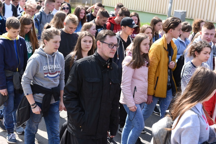 Tarnów. Niedziela Palmowa młodych. Procesja różańcowa