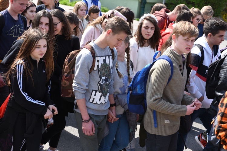 Tarnów. Niedziela Palmowa młodych. Procesja różańcowa