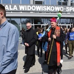 Tarnów. Niedziela Palmowa młodych. Procesja różańcowa