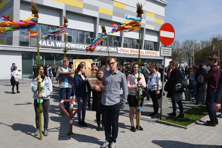 Tarnów. Niedziela Palmowa młodych. Procesja różańcowa