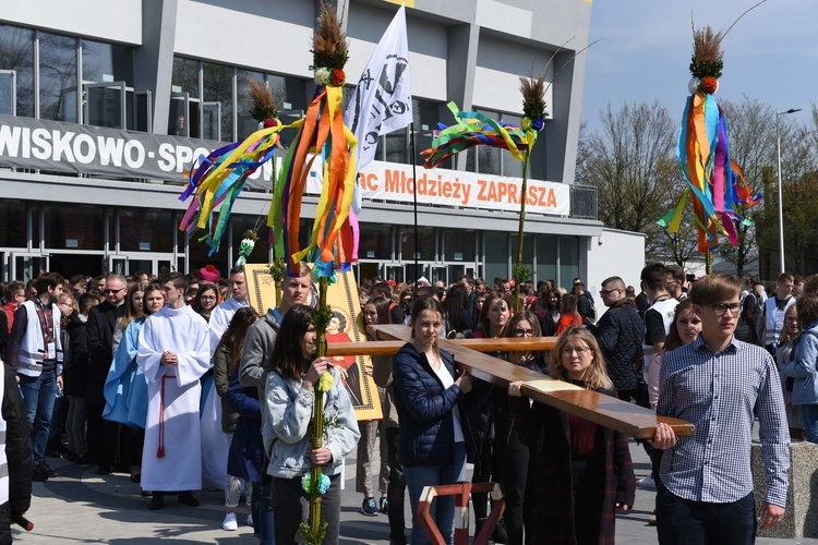 Tarnów. Niedziela Palmowa młodych. Procesja różańcowa