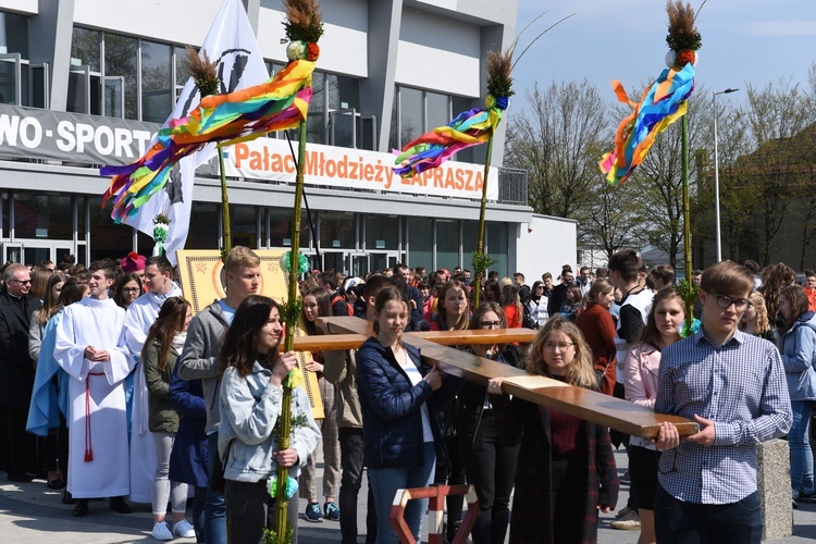 Tarnów. Niedziela Palmowa młodych. Procesja różańcowa