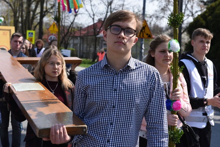 Tarnów. Niedziela Palmowa młodych. Procesja różańcowa