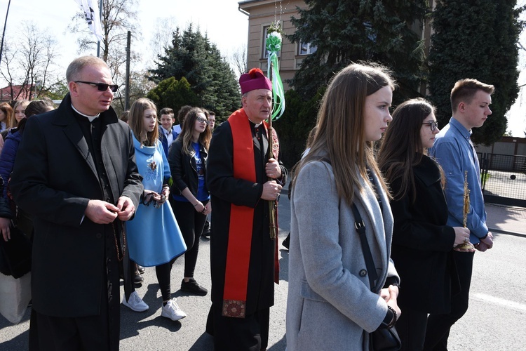 Tarnów. Niedziela Palmowa młodych. Procesja różańcowa