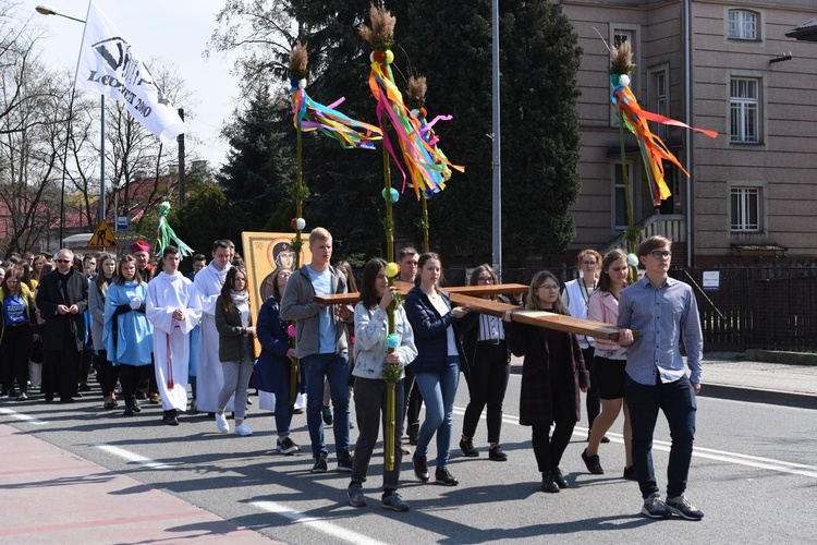 Tarnów. Niedziela Palmowa młodych. Procesja różańcowa