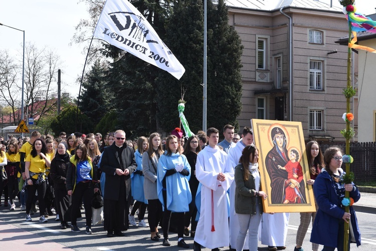 Tarnów. Niedziela Palmowa młodych. Procesja różańcowa