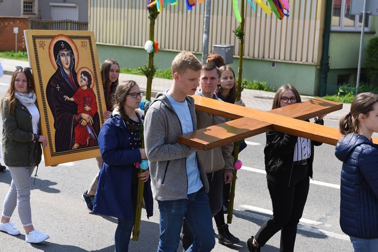 Tarnów. Niedziela Palmowa młodych. Procesja różańcowa