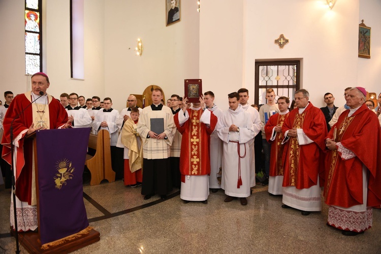 Tarnów. Niedziela Palmowa młodych. Msza św.