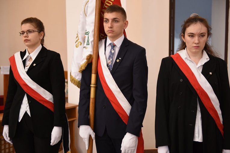 Tarnów. Niedziela Palmowa młodych. Msza św.