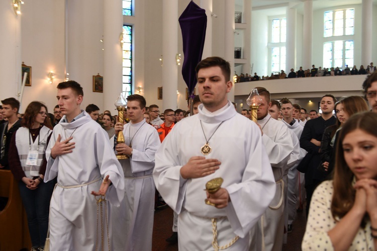 Tarnów. Niedziela Palmowa młodych. Msza św.