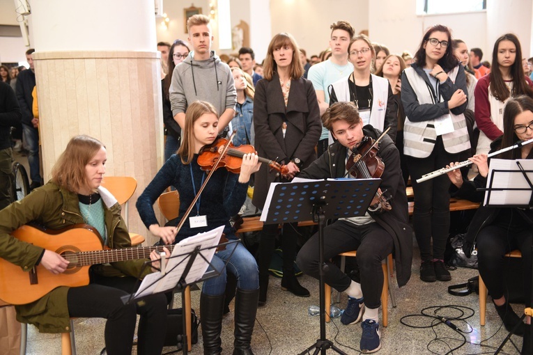 Tarnów. Niedziela Palmowa młodych. Msza św.