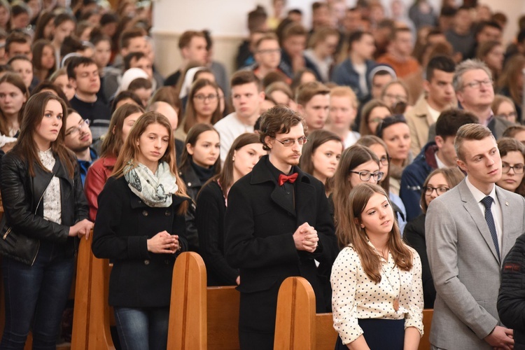 Tarnów. Niedziela Palmowa młodych. Msza św.