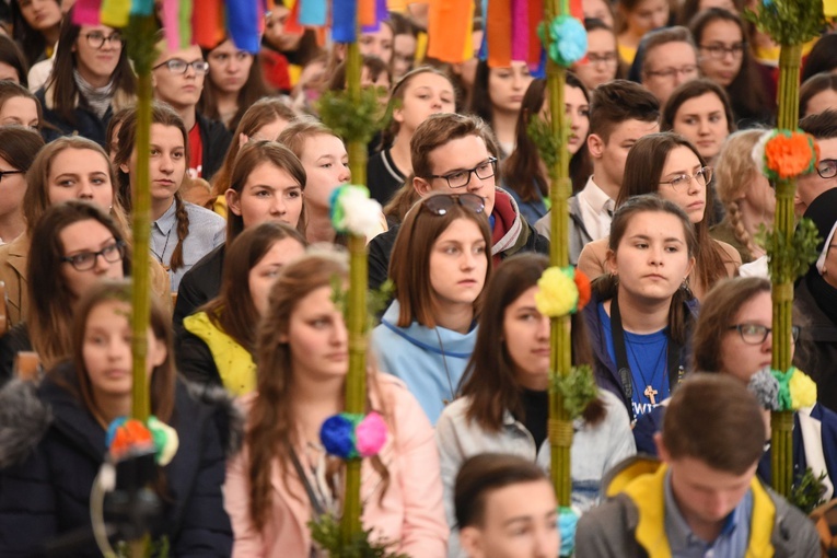 Tarnów. Niedziela Palmowa młodych. Msza św.