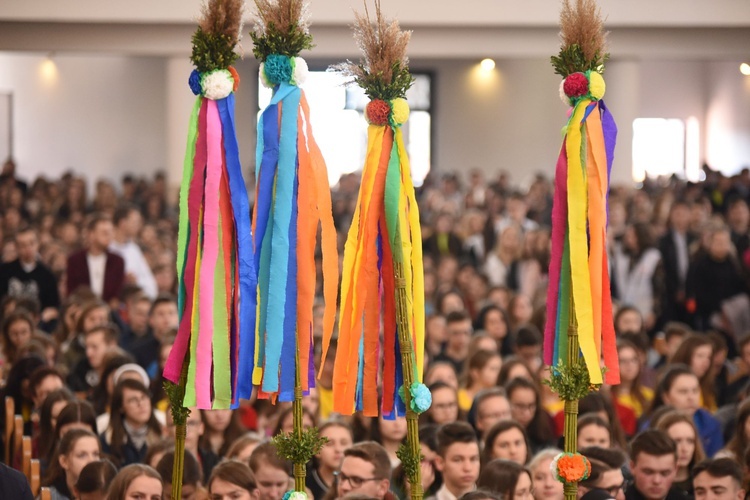 Tarnów. Niedziela Palmowa młodych. Msza św.