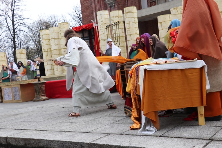 Rozpoczęły się obchody Chwalebnego Misterium Męki Pańskiej