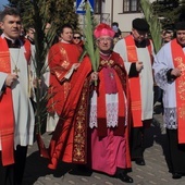 Uroczysta procesja przeszła od Węzła Śmiechowo Północ do budującego się kościoła pw. św. Karola Boromeusza.