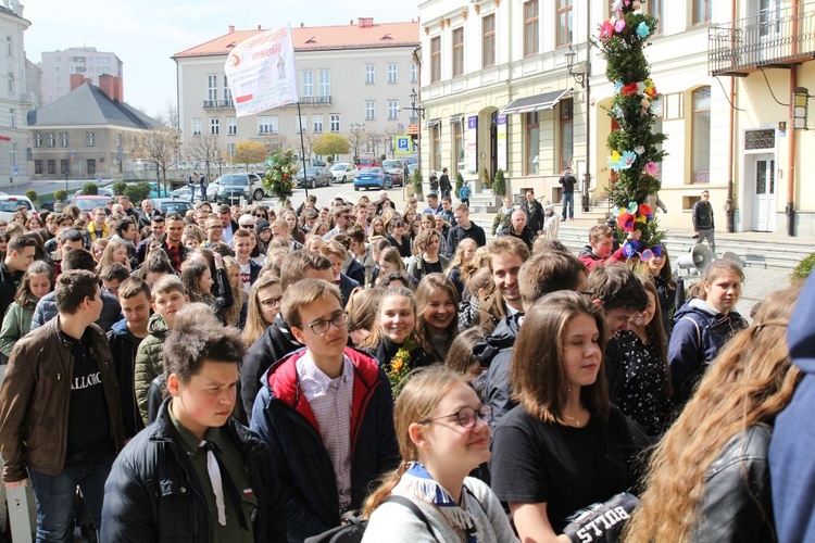 Niedziela Palmowa młodych w Bielsku-Białej 2019 - procesja do katedry