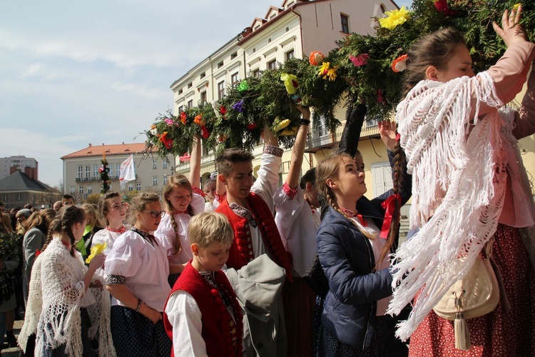 Niedziela Palmowa młodych w Bielsku-Białej 2019 - procesja do katedry