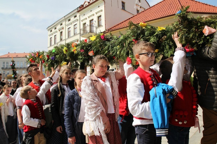 Niedziela Palmowa młodych w Bielsku-Białej 2019 - procesja do katedry