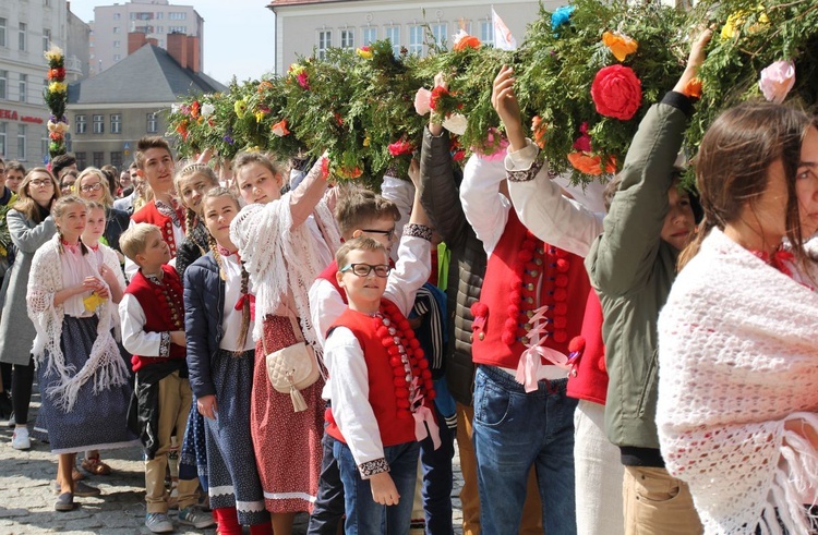 Niedziela Palmowa młodych w Bielsku-Białej 2019 - procesja do katedry