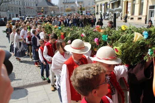 Niedziela Palmowa młodych w Bielsku-Białej 2019 - procesja do katedry