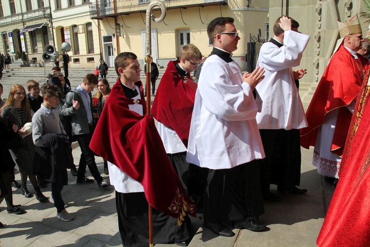 Niedziela Palmowa młodych w Bielsku-Białej 2019 - procesja do katedry