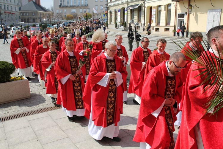 Niedziela Palmowa młodych w Bielsku-Białej 2019 - procesja do katedry