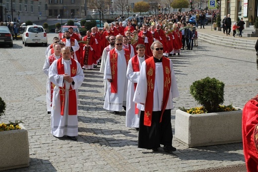 Niedziela Palmowa młodych w Bielsku-Białej 2019 - procesja do katedry