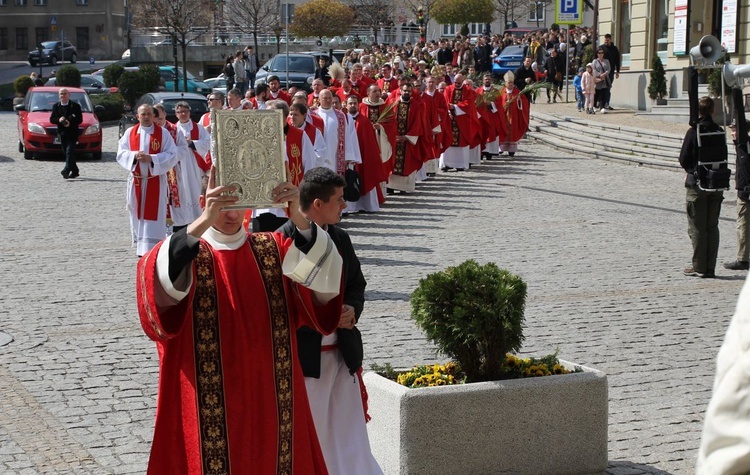 Niedziela Palmowa młodych w Bielsku-Białej 2019 - procesja do katedry