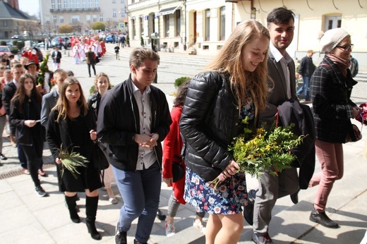 Niedziela Palmowa młodych w Bielsku-Białej 2019 - procesja do katedry