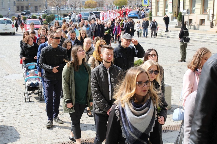 Niedziela Palmowa młodych w Bielsku-Białej 2019 - procesja do katedry