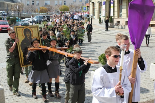 Niedziela Palmowa młodych w Bielsku-Białej 2019 - procesja do katedry