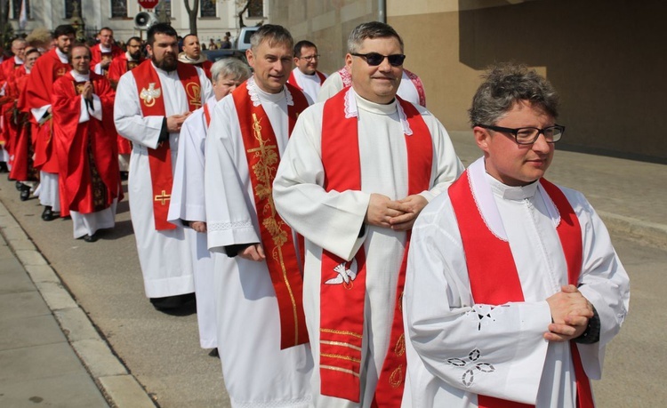 Niedziela Palmowa młodych w Bielsku-Białej 2019 - procesja do katedry