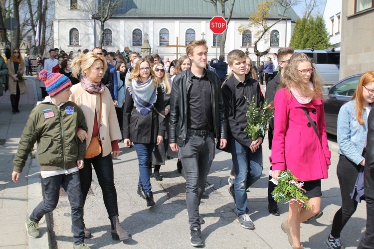 Niedziela Palmowa młodych w Bielsku-Białej 2019 - procesja do katedry