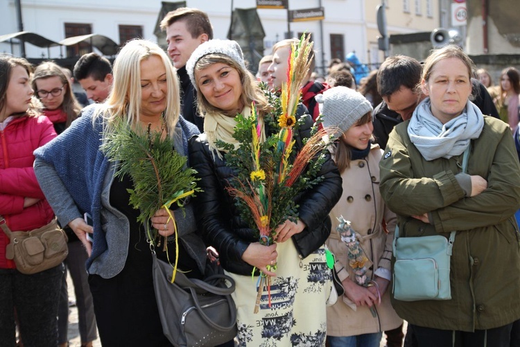 Niedziela Palmowa młodych w Bielsku-Białej 2019 - procesja do katedry