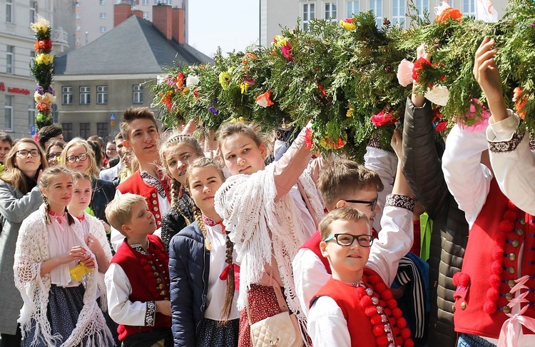 Niedziela Palmowa młodych w Bielsku-Białej 2019 - procesja do katedry