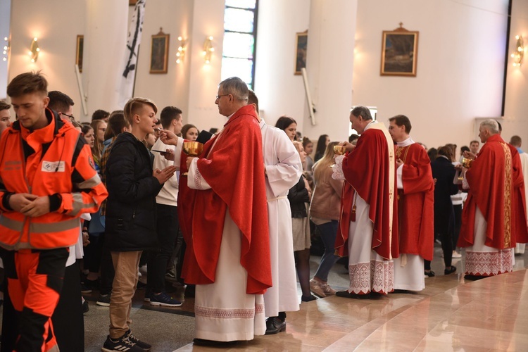 Tarnów. Niedziela Palmowa młodych. Msza św.