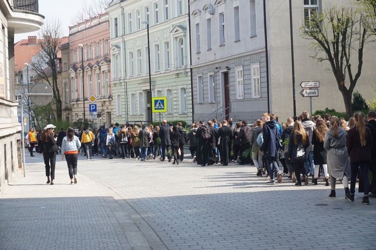 Nabożeństwo i procesja młodzieży do katedry 