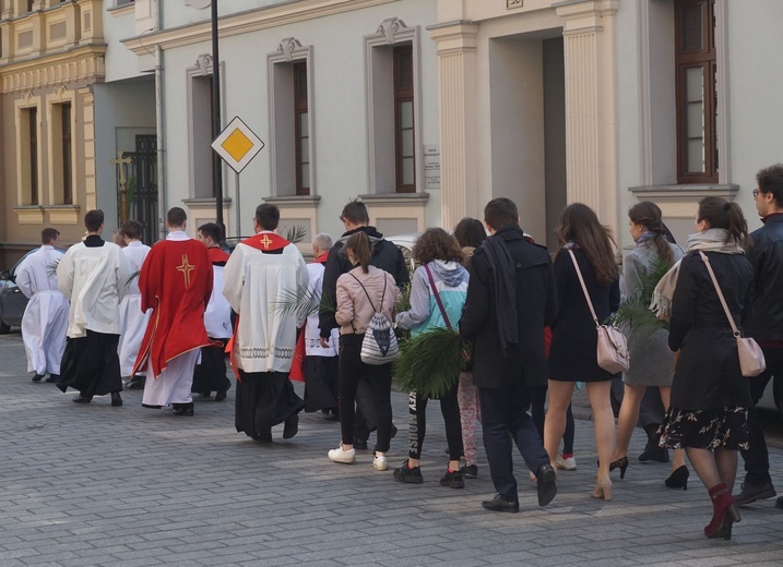 Nabożeństwo i procesja młodzieży do katedry 